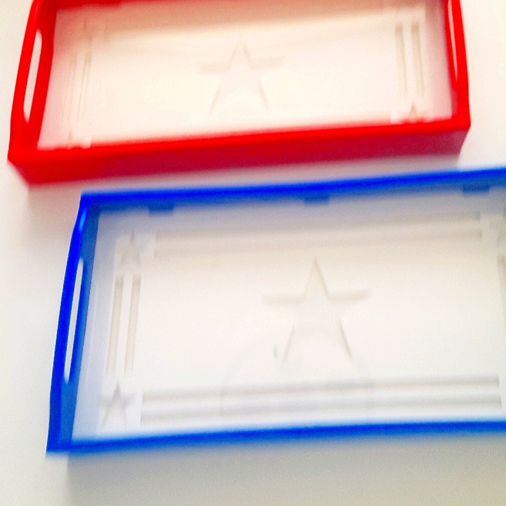 Set of 2 plastic patriotic trays new